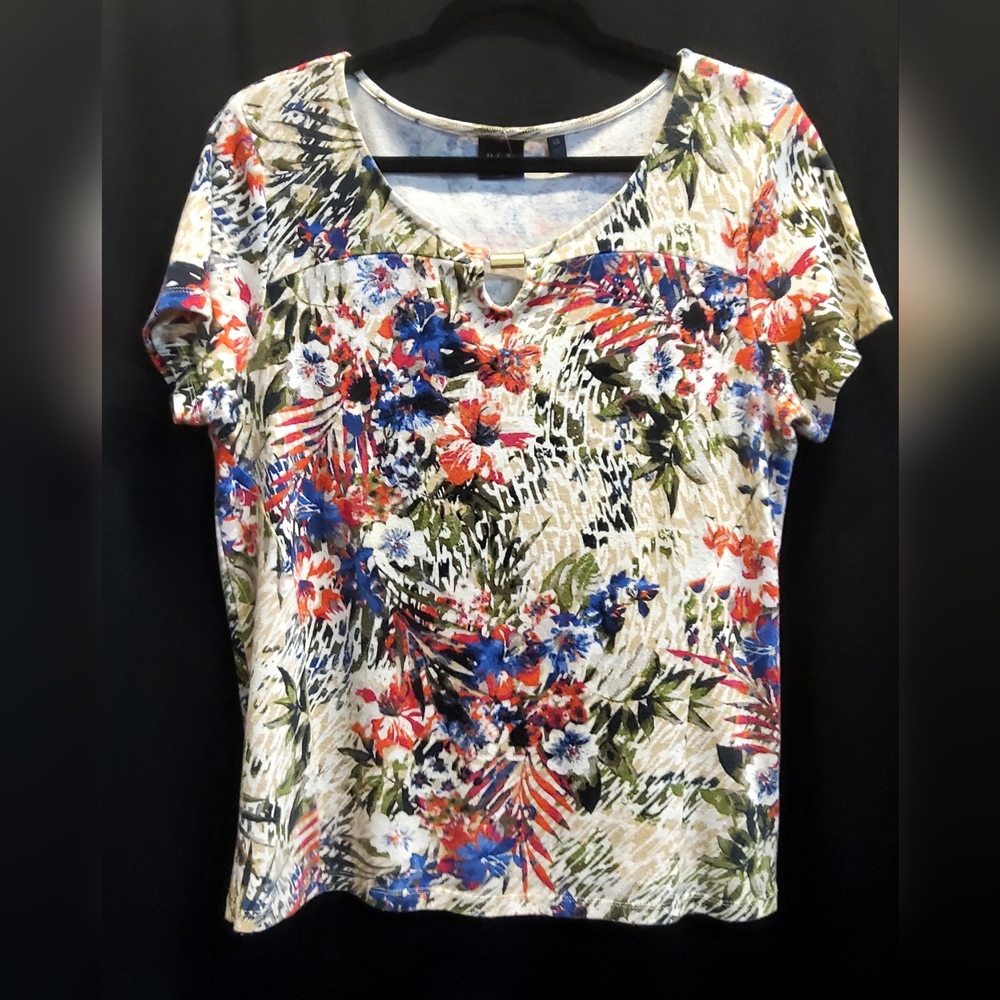 Rafaela - semifitted s/s multi colored floral top. V neck with metal accent.